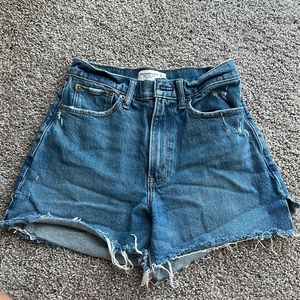 Abercrombie curve love the 4” mom short high rise